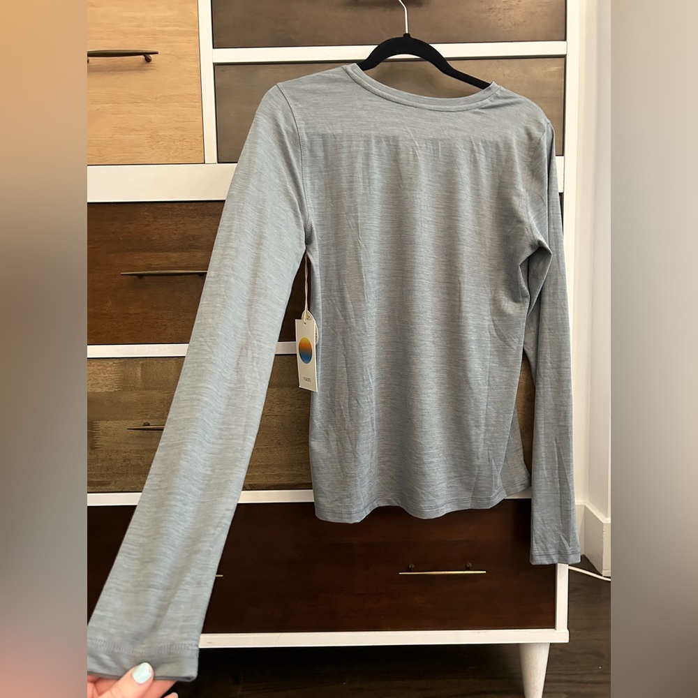 vuori NWT long sleeve lux crew flint heather M
